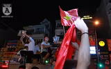 [ẢNH] Đường phố Hà Nội đỏ rực sau chiến thắng của Olympic Việt Nam tại ASIAD 2018